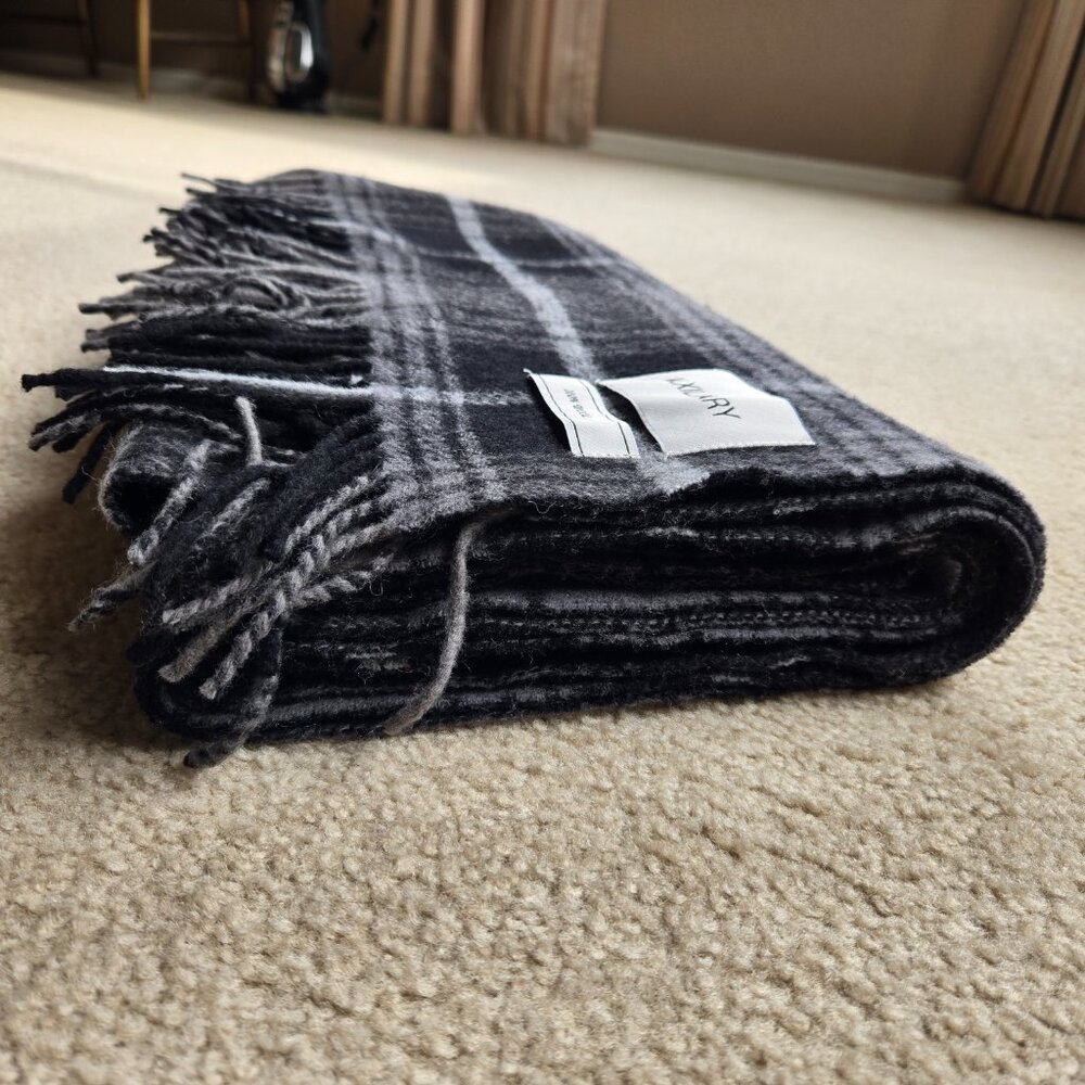 Auxiliary Reversible THICK Wool Scarf---2 SCARVES IN 1! Aritzia - Picture 13 of 13